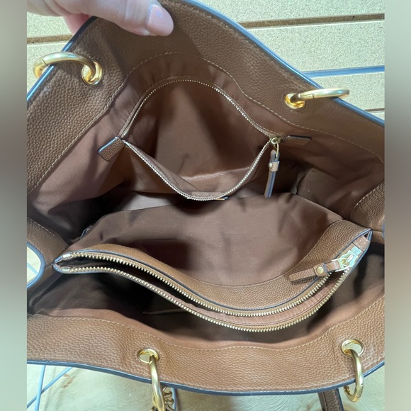 TORY BURCH EVERLY TOTE 👜 WITHOUT DUST BAG CAN’T REMEMBER EVER USING IT - Picture 7 of 16